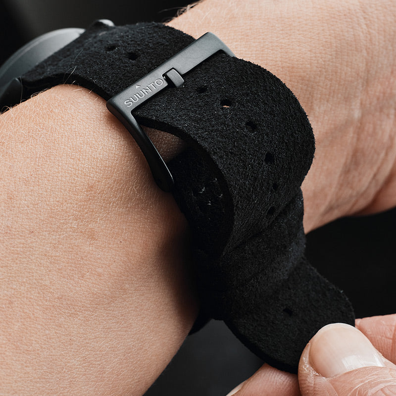 Putting Suunto 3 All Black on wrist